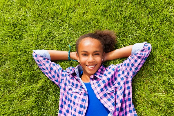 아프리카 소녀 잔디에 누워 — 스톡 사진