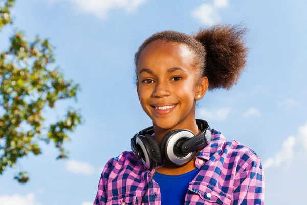 Afrikai lány fejhallgató — Stock Fotó