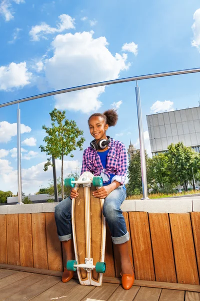 African girl with skateboard — Stock Photo, Image