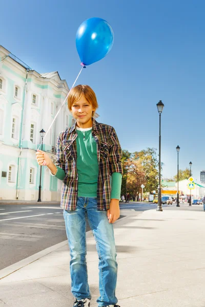 Boy with blue flying balloon — Stock Photo, Image