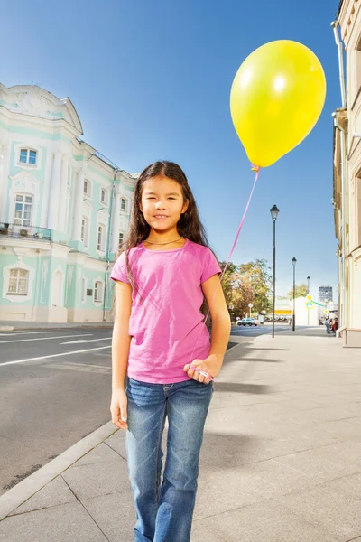 Κορίτσι με ιπτάμενα μπαλόνι — Φωτογραφία Αρχείου