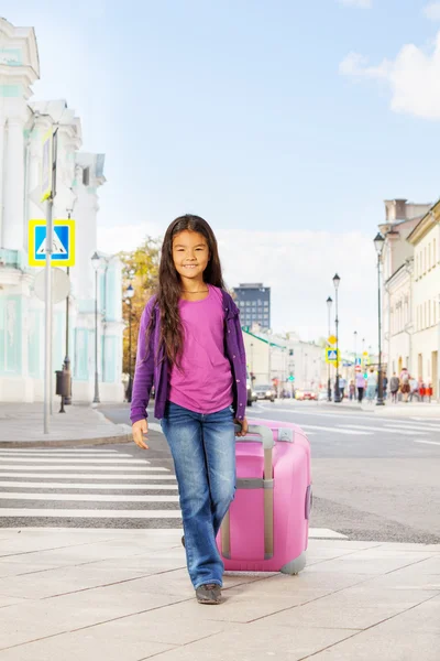 Asiatisk tjej anläggning bagage — Stockfoto