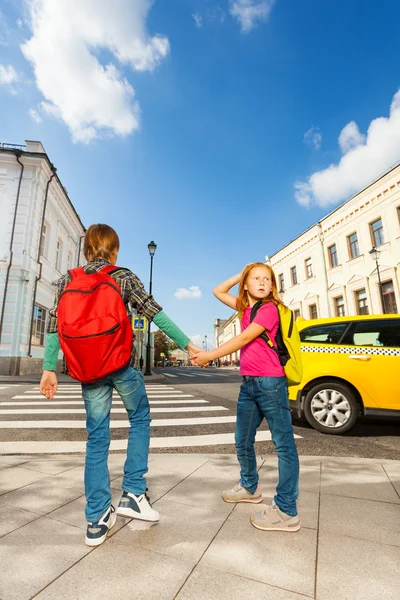 Niño con chica cogida de la mano — Foto de Stock