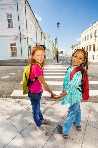 Meisjes hand in hand — Stockfoto