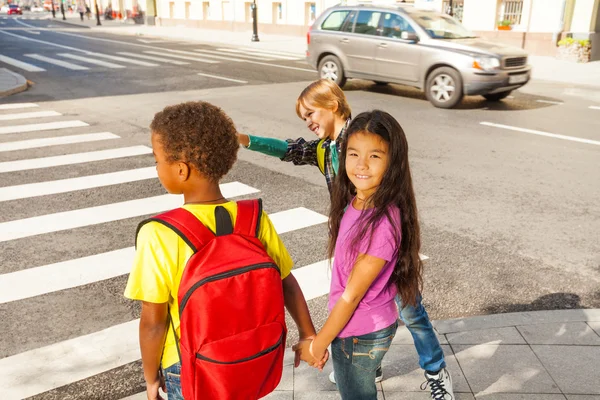 Crianças prontas para atravessar a estrada — Fotografia de Stock