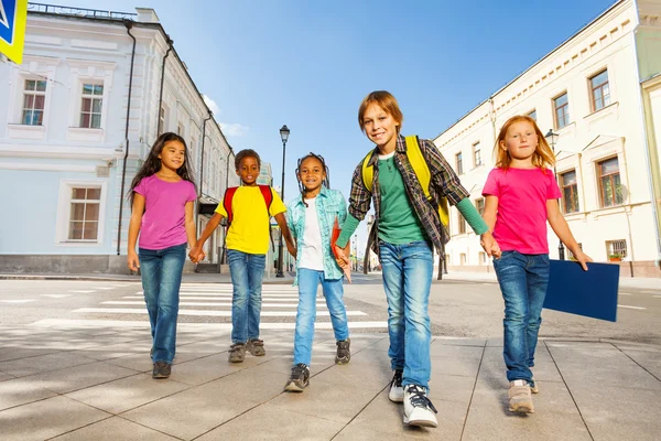 Scholieren lopen samen — Stockfoto