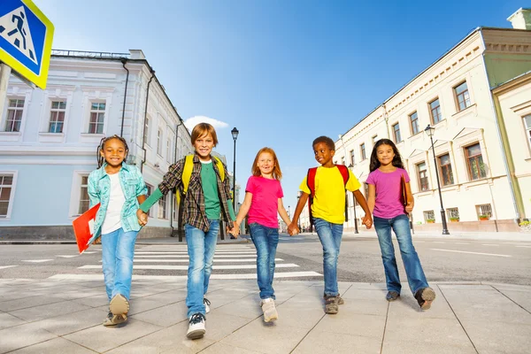 Anak sekolah berjalan bersama — Stok Foto