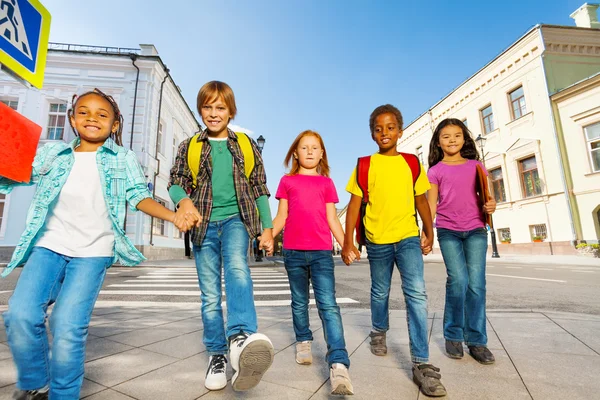 Crianças em idade escolar caminhando juntas — Fotografia de Stock