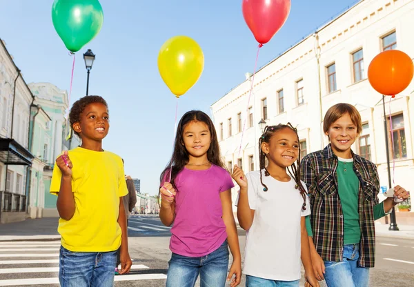 Enfants debout avec des ballons colorés — Photo