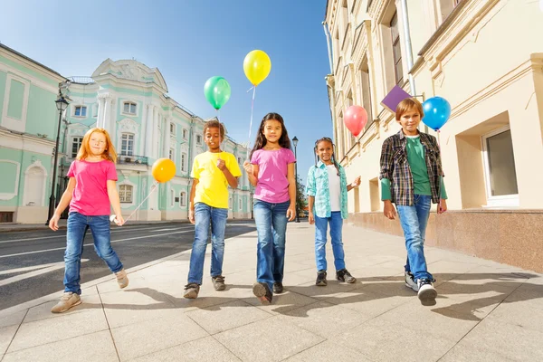 Barn med färgglada ballonger — Stockfoto