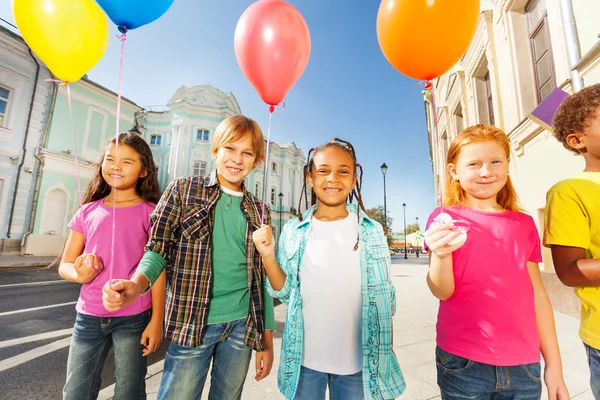 Παιδιά με πολύχρωμα μπαλόνια — Φωτογραφία Αρχείου