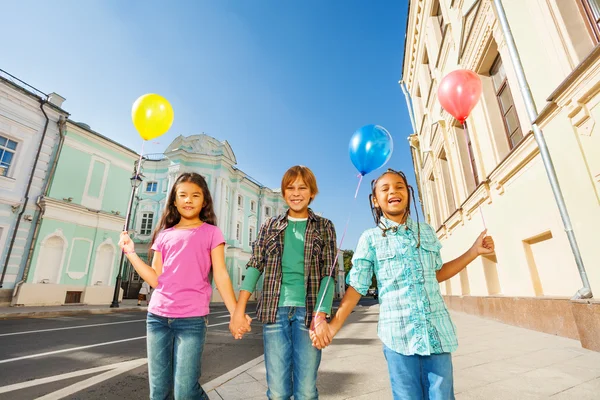 Niños con globos de colores —  Fotos de Stock