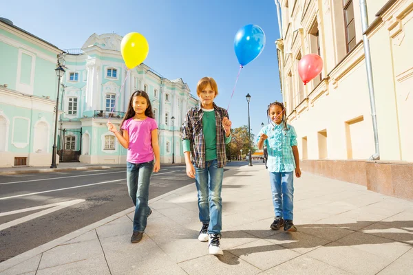 Barn med färgglada ballonger — Stockfoto