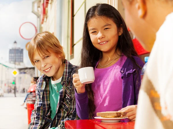 Міжнародні діти сидять у кафе — стокове фото