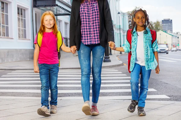 Bambini con donna che cammina per strada — Foto Stock