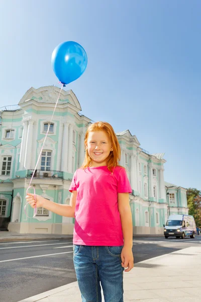 Κορίτσι με μπλε μπαλόνια που φέρουν — Φωτογραφία Αρχείου