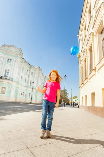 Meisje met blauwe vliegende ballon — Stockfoto