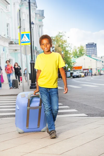 Африканский мальчик с багажом — стоковое фото