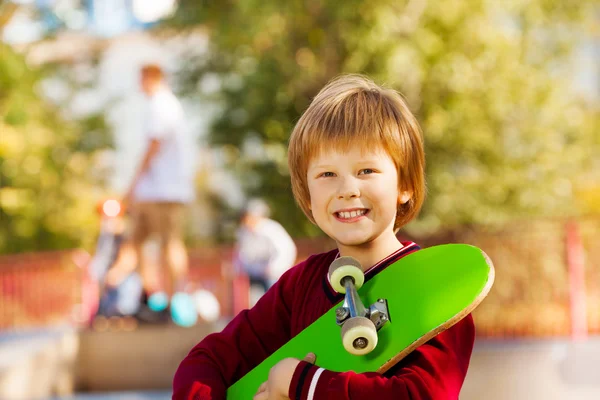 Blonde jongen met skateboard — Stockfoto