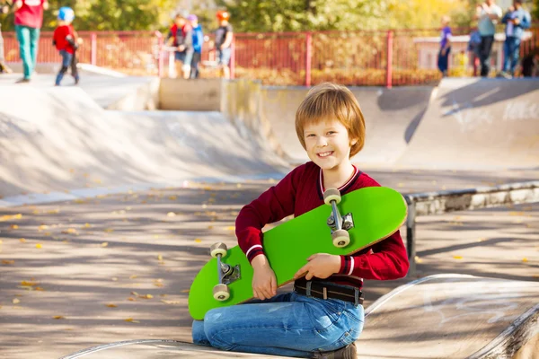 Menino loiro com skate — Fotografia de Stock