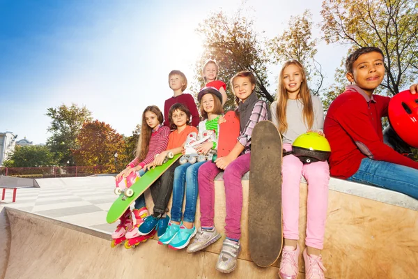 Друзі сидять зі скейтбордами — стокове фото