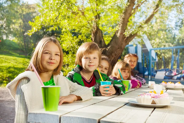 Kinder trinken Getränke — Stockfoto