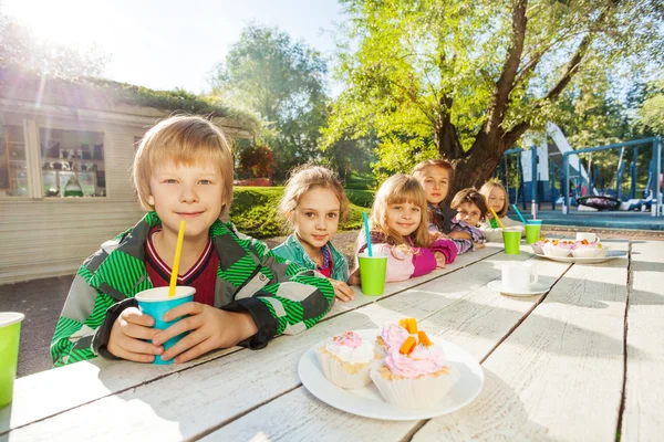 Kinder trinken Getränke — Stockfoto