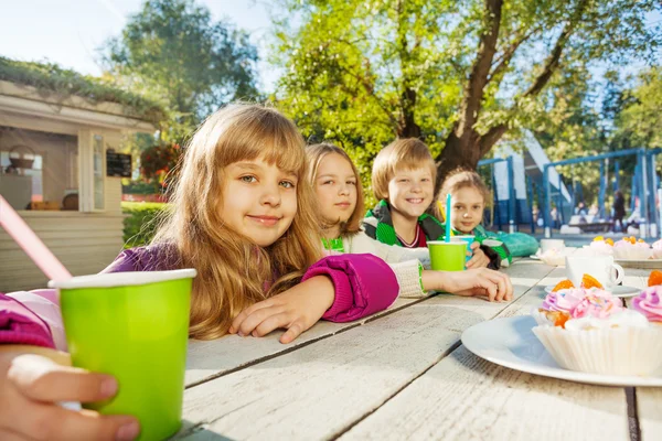 Kinder trinken Getränke — Stockfoto