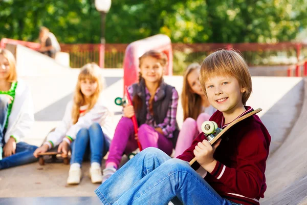 Blond kille med skateboard — Stockfoto