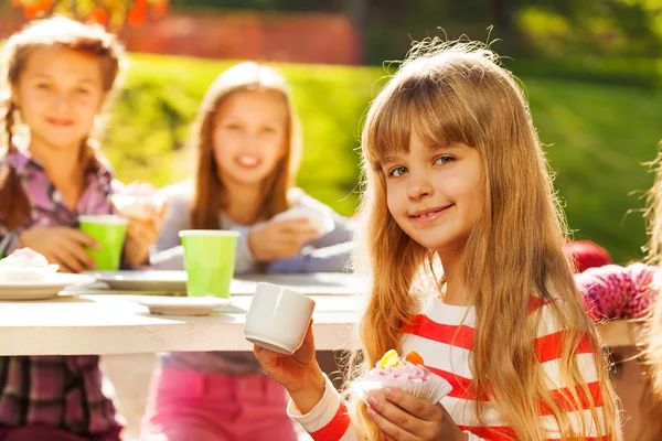 Happy girl holding cupcake — Stock Photo, Image