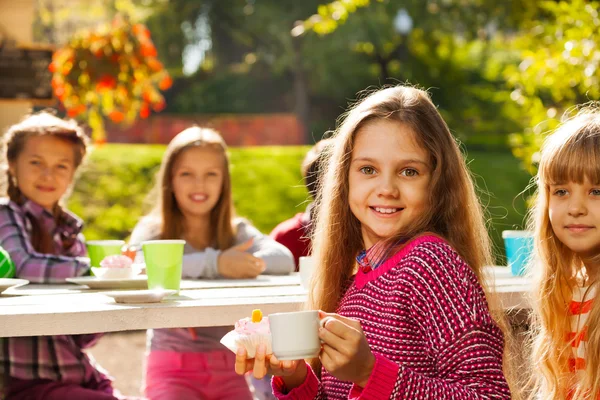 Mädchen mit Cupcake und Tasse — Stockfoto