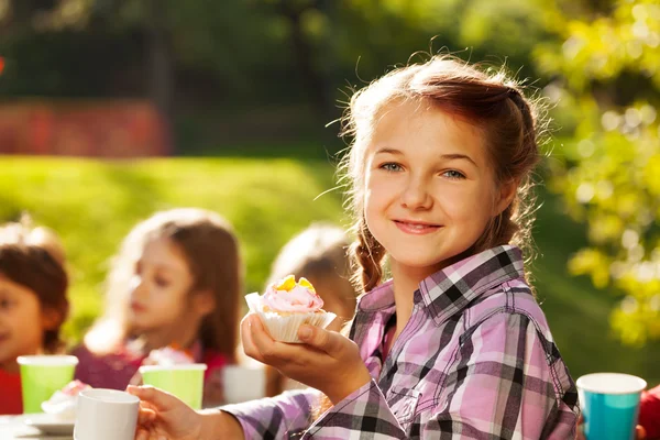 Vacker flicka med cupcake — Stockfoto