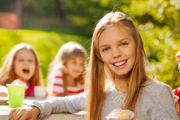 Όμορφη κοπέλα με cupcake — Φωτογραφία Αρχείου