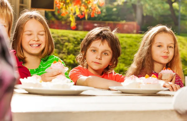 Милые дети с кексами — стоковое фото