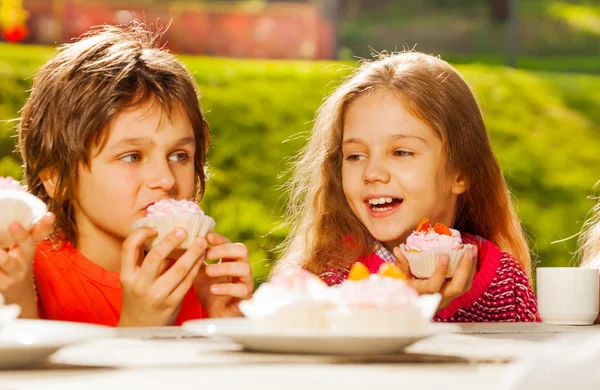 Niedliche Kinder mit Cupcakes — Stockfoto