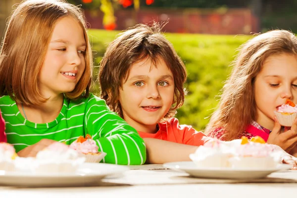 Lindos niños con cupcakes —  Fotos de Stock