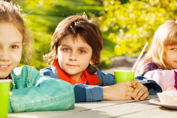 Mirando niño y niñas con tazas —  Fotos de Stock