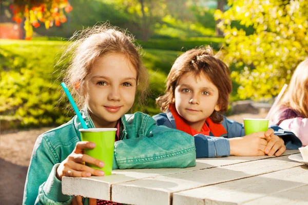 Junge und Mädchen mit Tassen — Stockfoto