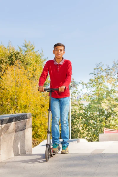 Chlapec stojí na push kolo — Stock fotografie