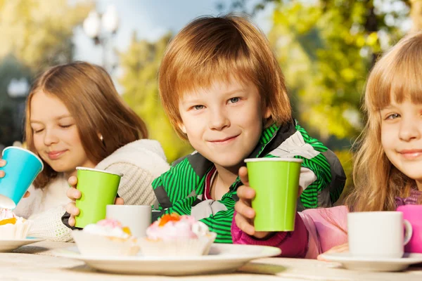 Çay bardağı ile gülümseyen çocuklar — Stok fotoğraf