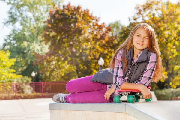 Flicka med röd skateboard — Stockfoto