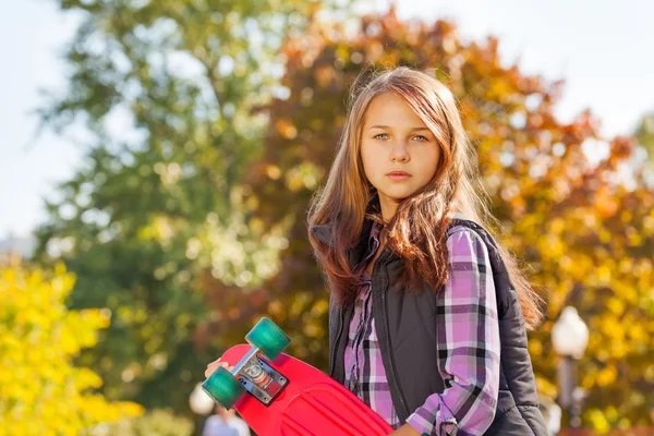 Vážné vyhlížející dívka s skateboard — Stock fotografie