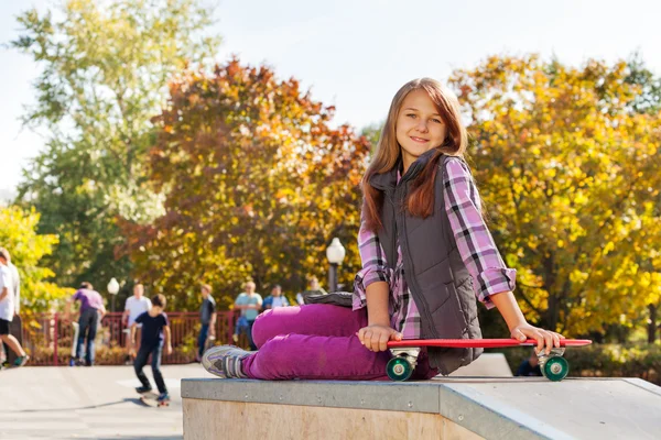 Lachende meisje met skateboard — Stockfoto