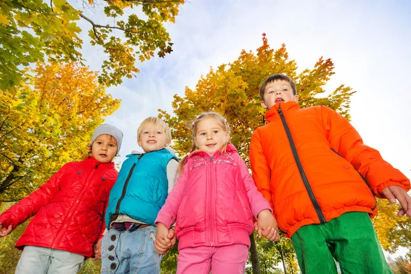 Niños felices en chaquetas coloridas — Foto de Stock