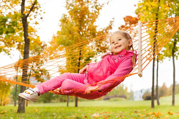 Girl laying on hammock — Stock Photo, Image