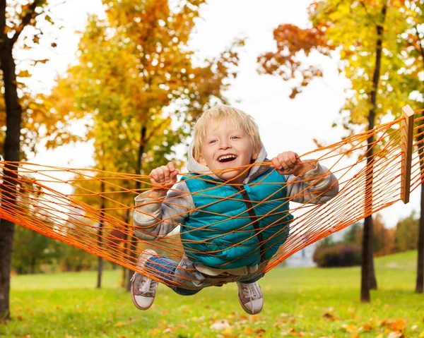 Biondo ragazzo posa su amaca — Foto Stock