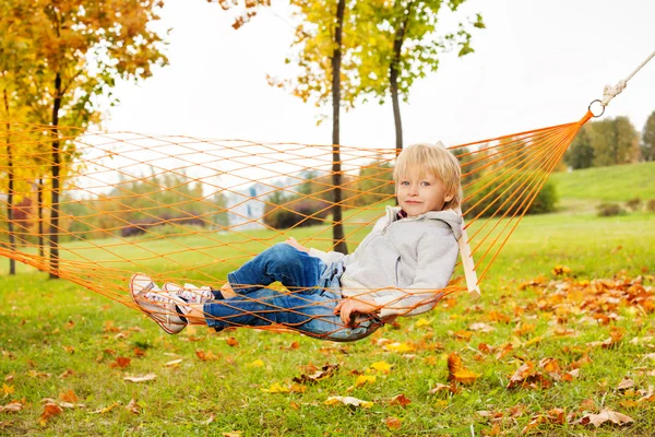 Blonder Junge liegt auf Hängematte — Stockfoto