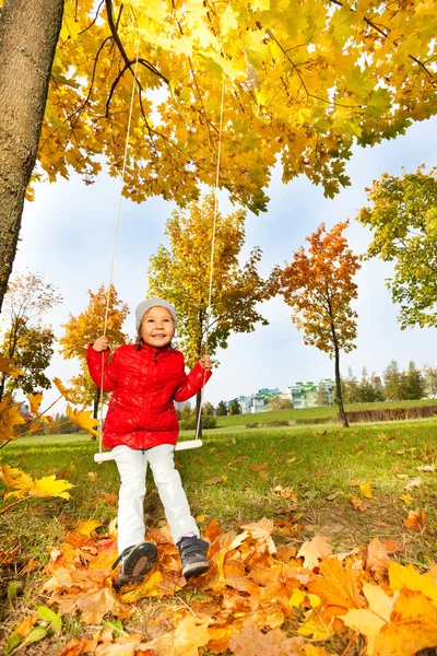 Lány ül a Park swing — Stock Fotó