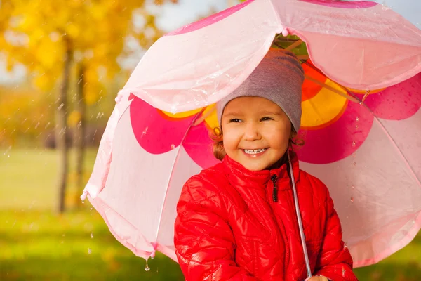 笑的女孩用伞 — 图库照片