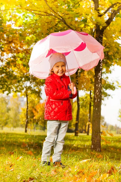 Dívka s růžový deštník — Stock fotografie